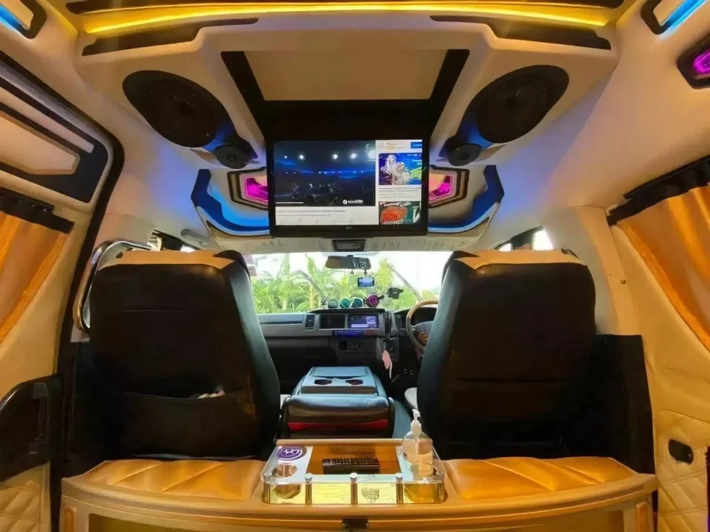 ภายในรถ Toyota Commuter 7